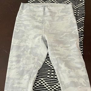 Lululemon wonderunder rubbed white camo 23”